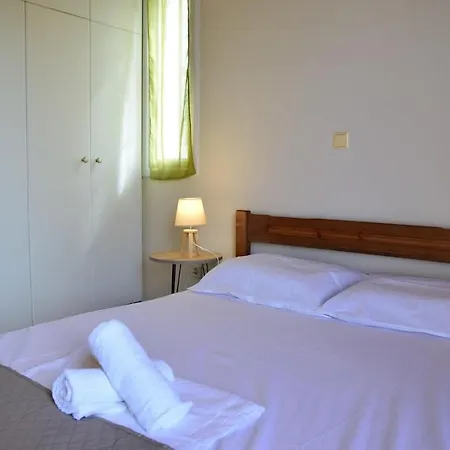 Holiday home Les Oliviers With Sea View On Petani Vovikes