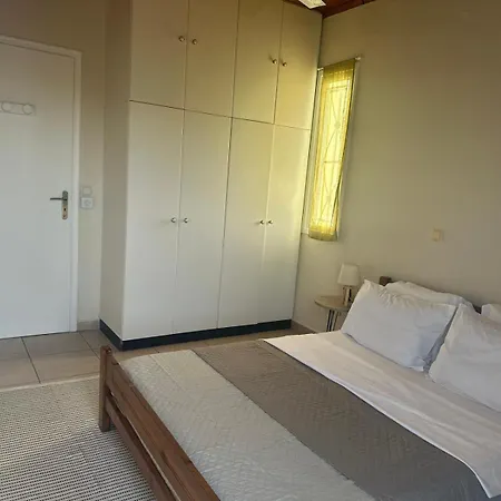 Holiday home Les Oliviers With Sea View On Petani Vovikes