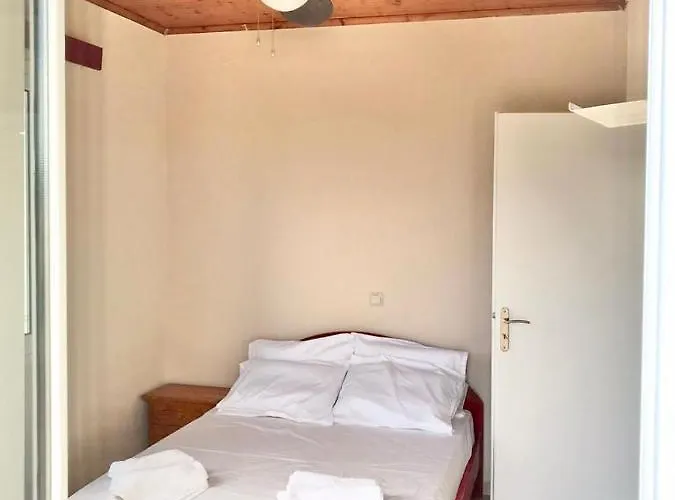 Les Oliviers With Sea View On Petani Semesterbostad